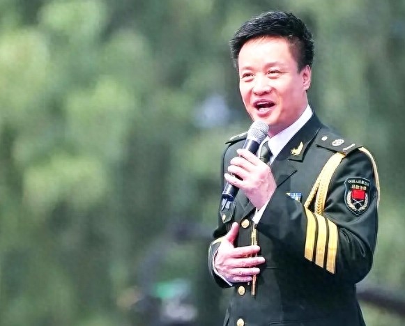 官媒亲自点名，阎维文真实处境暴露，背后有守护病妻 43 年的深情