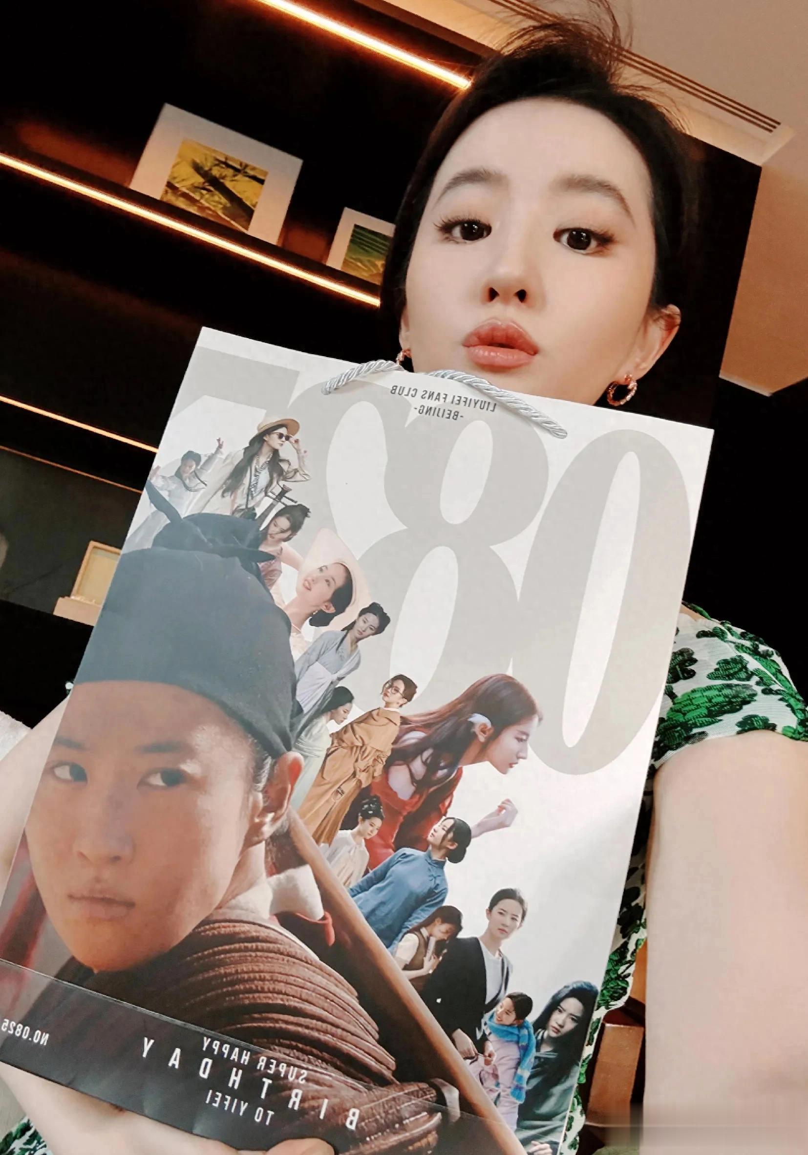 刘亦菲38岁庆生照，穿一字肩连衣裙典雅高贵，如公主般美丽开心