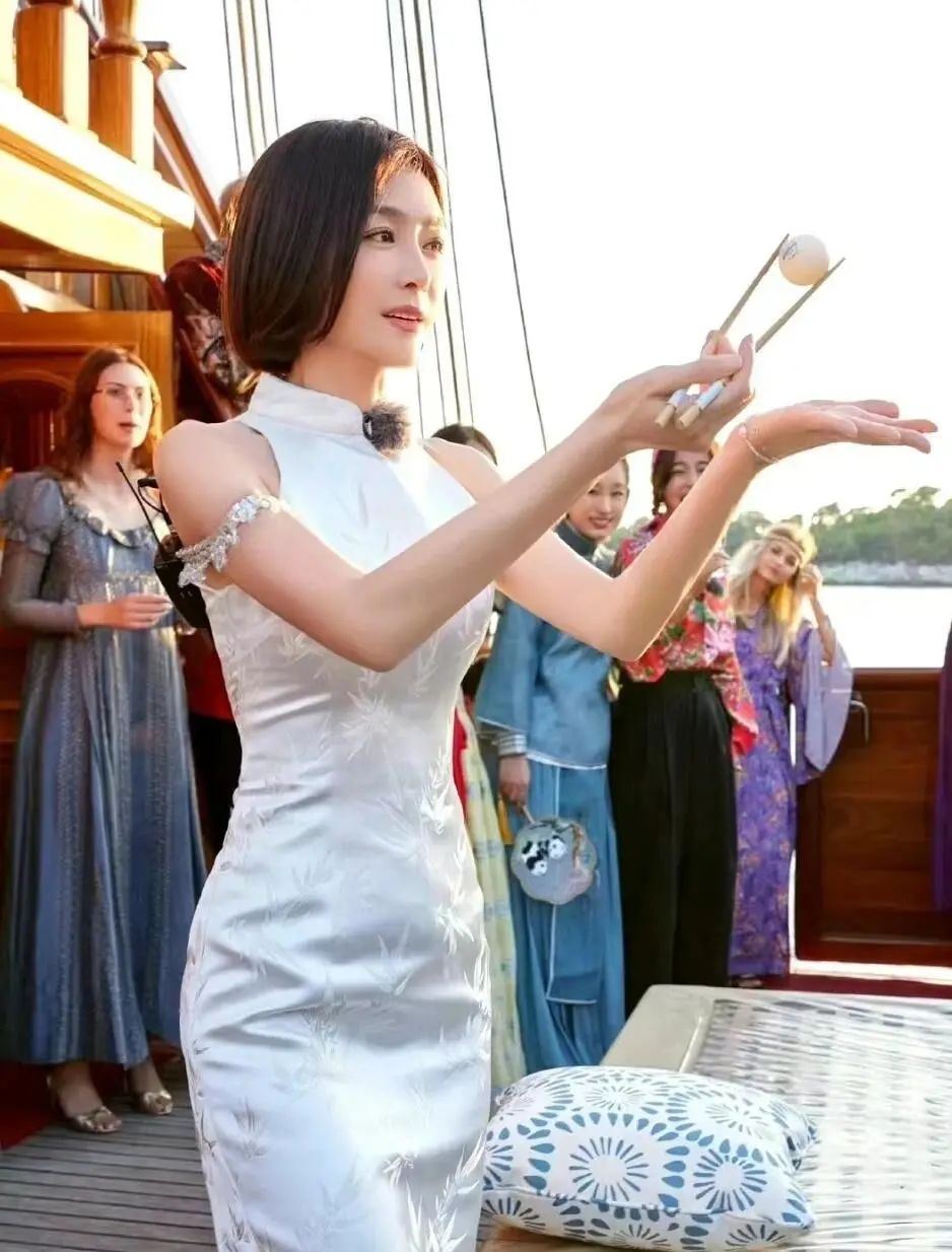 秦岚气质优雅，魅力十足