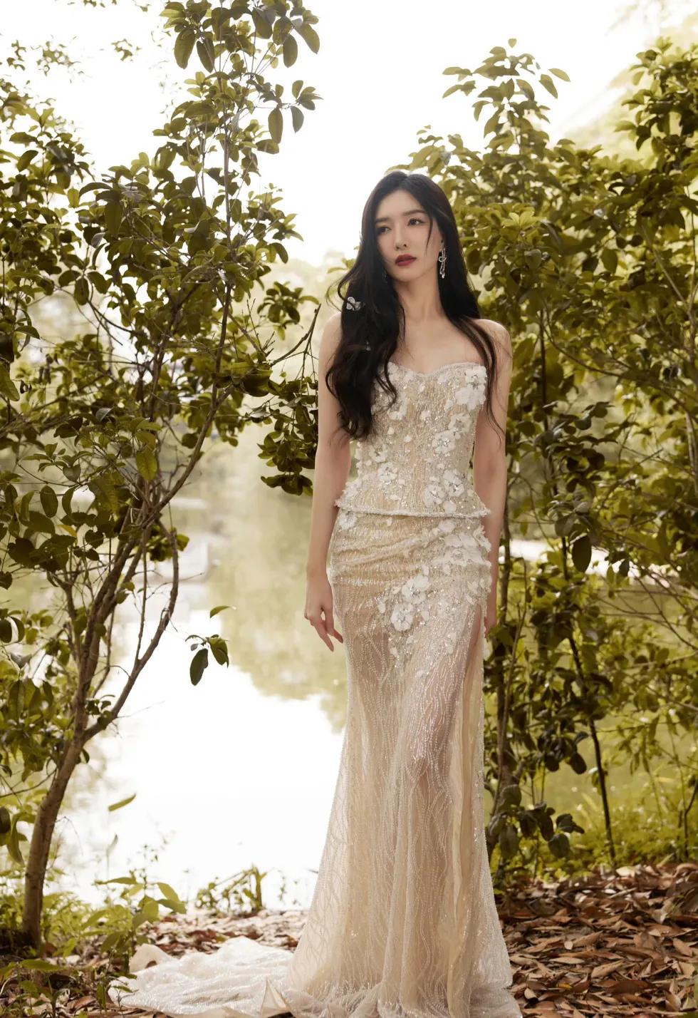 江疏影蕾丝抹胸纱裙迷人