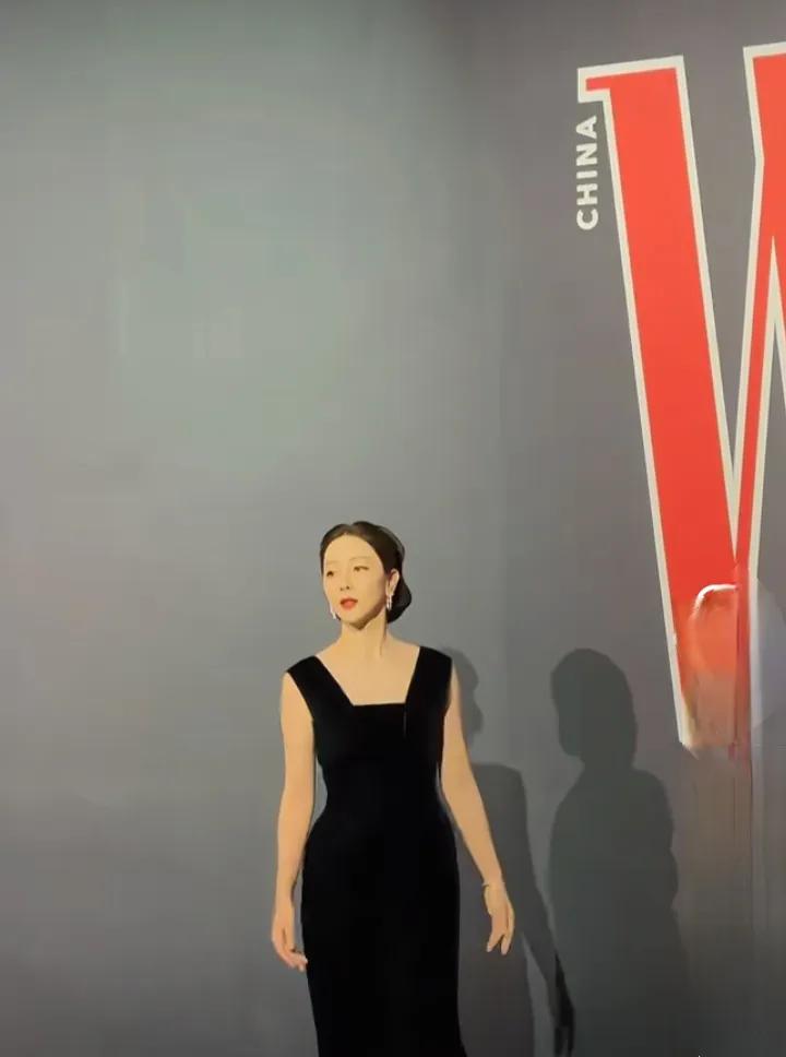 李思思现身w盛典，黑色无袖裙配盘发，尽显端庄魅力