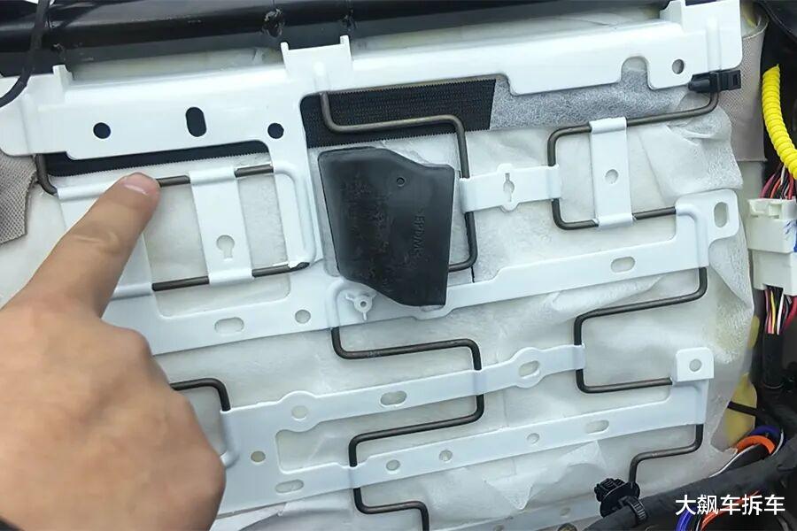 25万级SUV座椅暴力拆解,“剖开”看真面目!