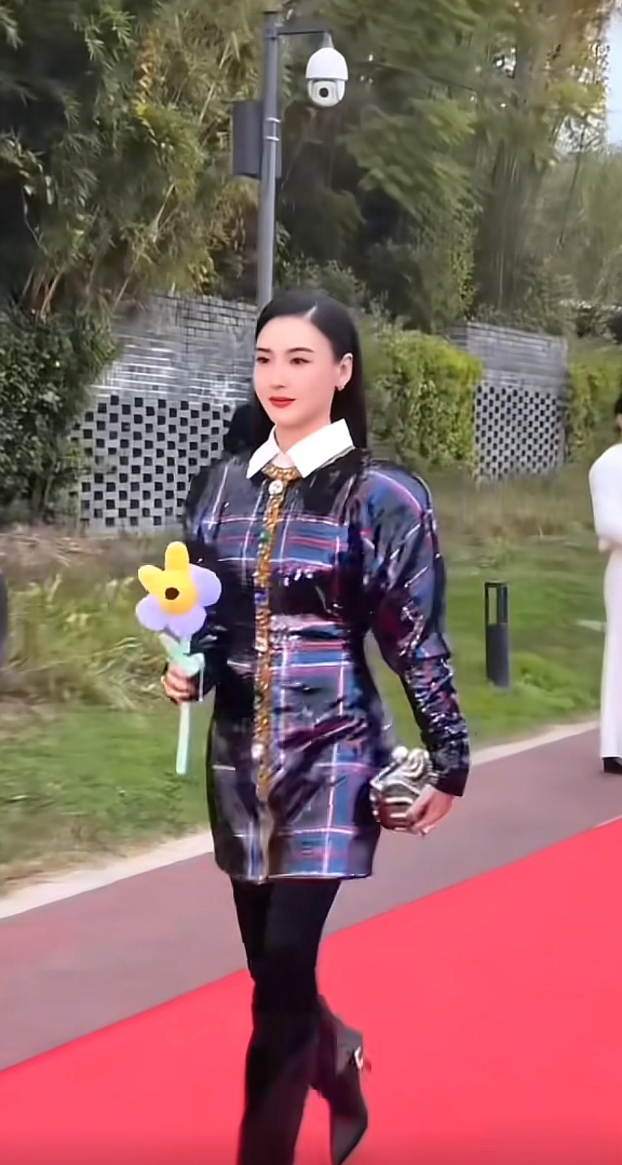 45岁张柏芝活动穿搭：亮片连衣裙+打底裤+长靴，嫩得像29岁