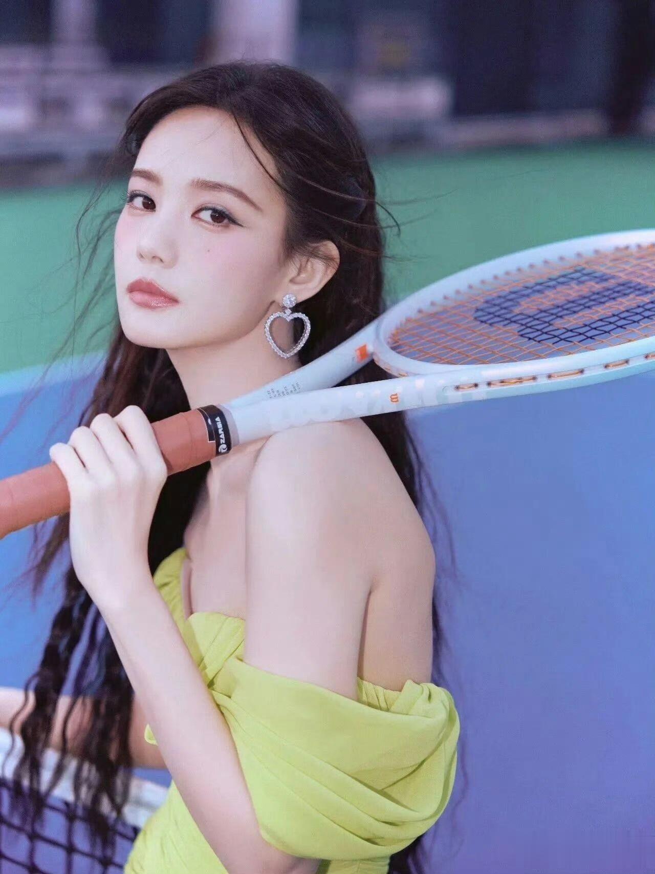 李一桐｜运动风，甜甜公主穿裙子打网球 ?