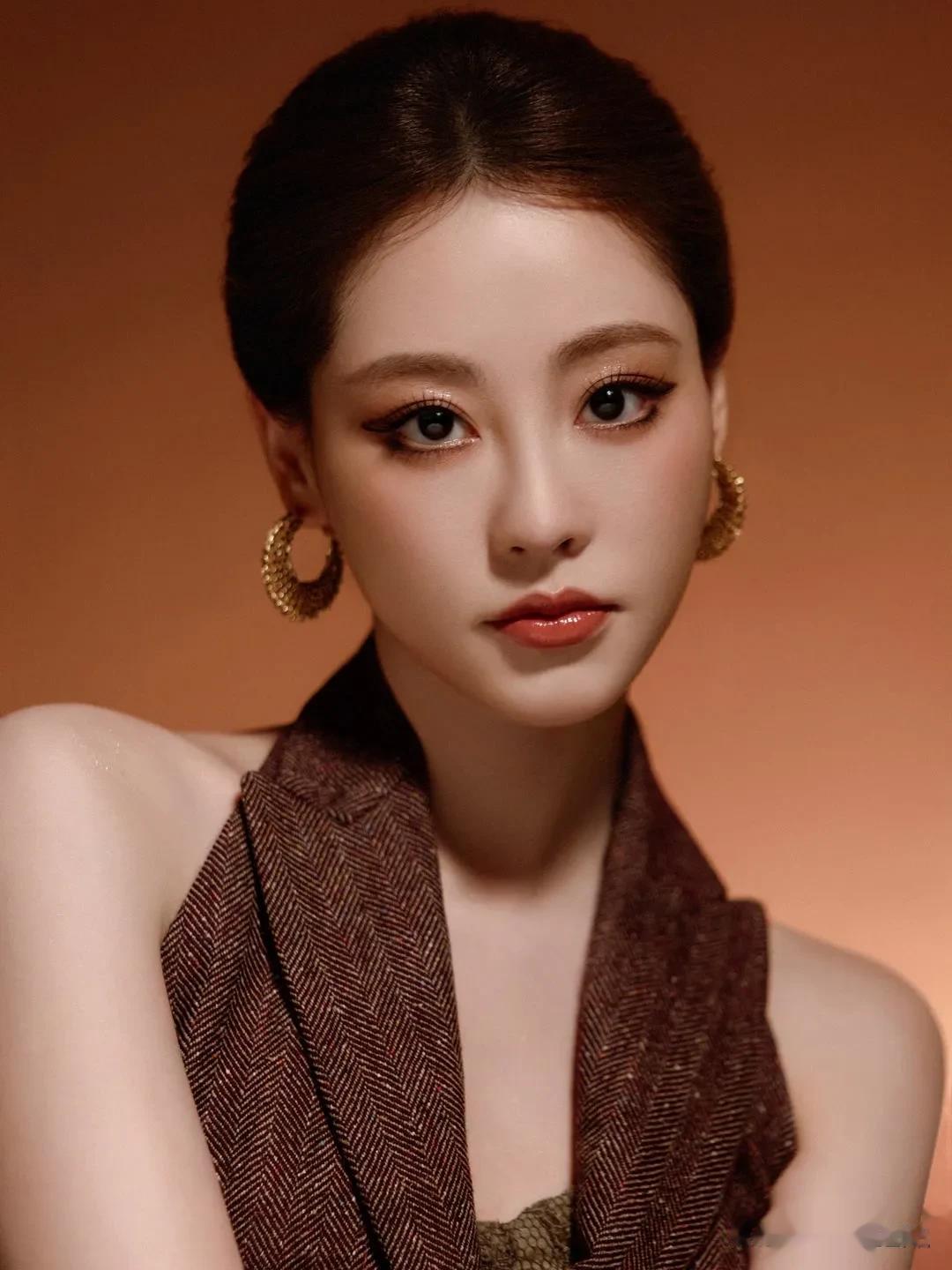 明星写真大片｜祝绪丹，复古棕系，冷感气质拉满！