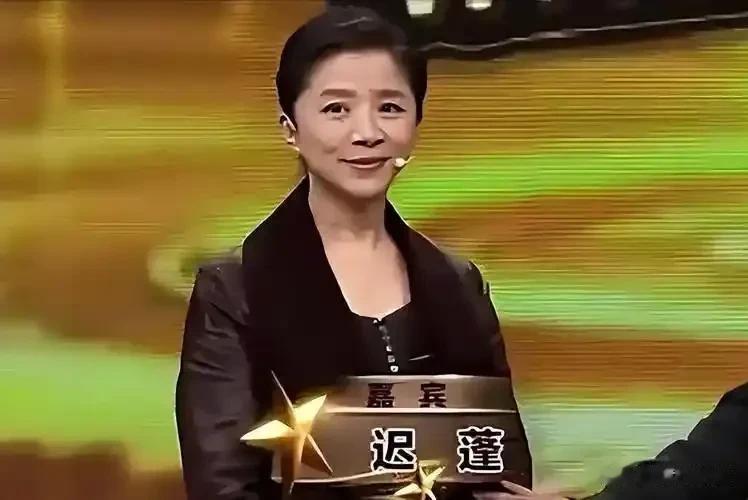 迟蓬在北京面包店被偶遇，她穿着休闲装 头发花白，本人真的好温柔