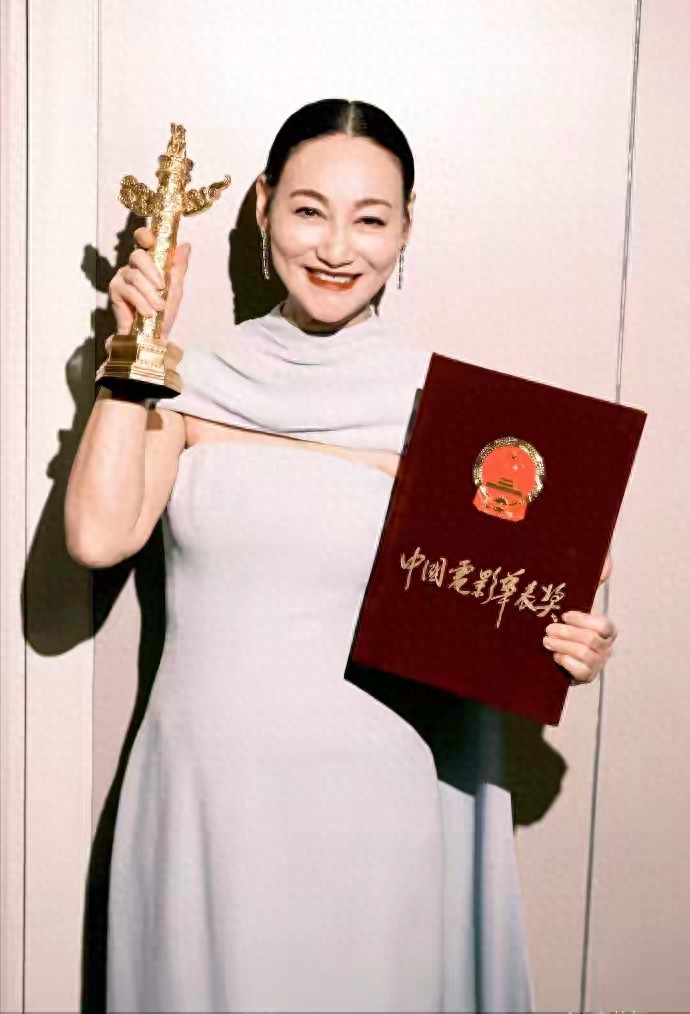 香港影后亲演跳楼戏三次才成功,替身不敢跳上热搜,网友大赞敬业