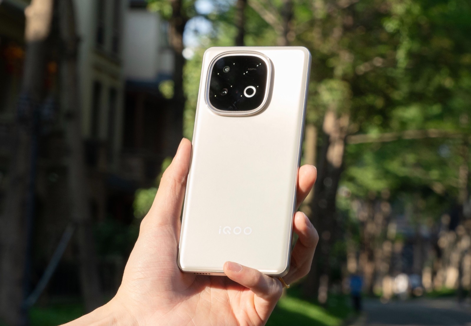 iQOO更激进了，7000mAh大电池手机低至1444元起，跑分可达242万