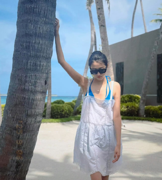 关晓彤晒海边度假美照,穿比基尼慵懒随性,好身材来源于足够自律