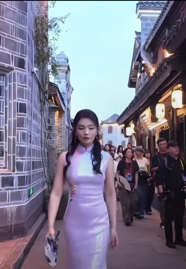 刘涛，一袭浅紫旗袍配古典发型，每一帧都惊艳