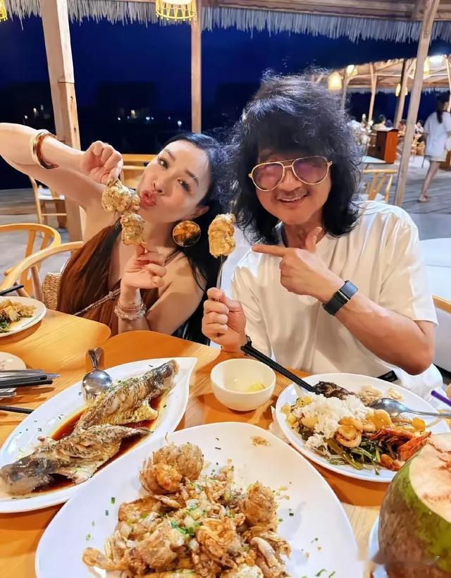 55岁钟丽缇马来西亚泳池变美人鱼，身材碾压少女，水中状态绝了