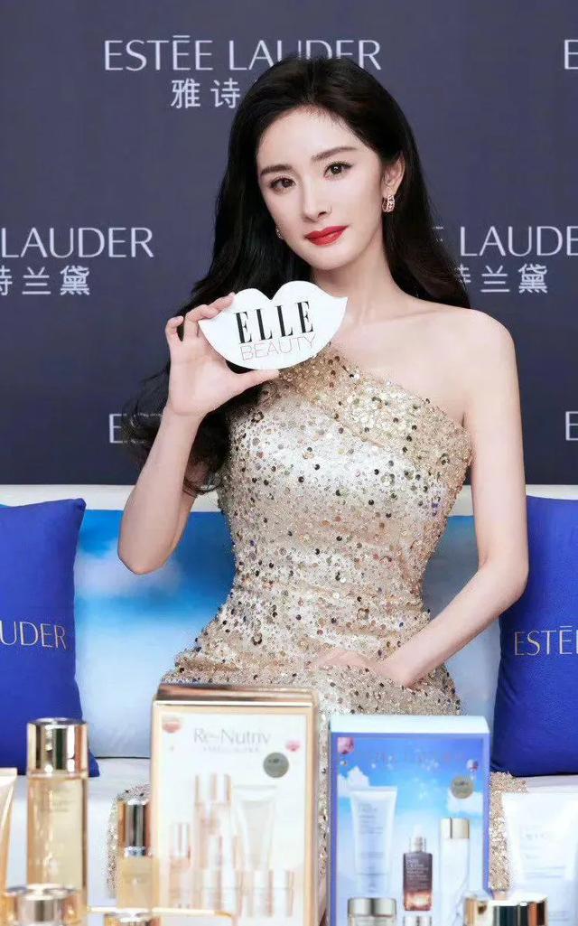 优雅迷人大幂幂，闪耀的礼服与精致的妆容，完美诠释了夜晚的华丽