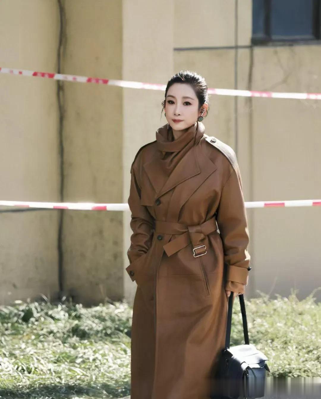 秦海璐的中年穿搭真高级!棕色皮大衣+长筒靴,简约又洋气!