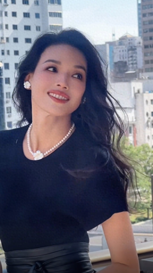 49岁舒淇再破“天花板”,这一次,她让冯小刚和整个娱乐圈沉默了