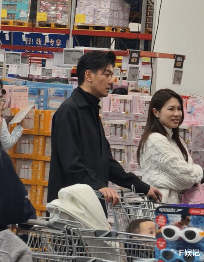 黎诺懿带太太到内地商场购物 路人赞其有气质在人群中容易辨认