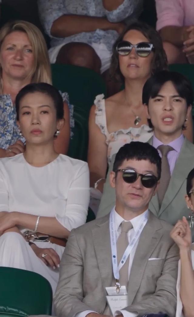 萧敬腾和林有慧牵手看温网,萧敬腾穿绿色西装很帅,他俩长得很像