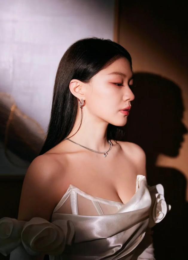 从喜剧丑女到超级明媚大美人 这位90后女星真的是“红气养人”！