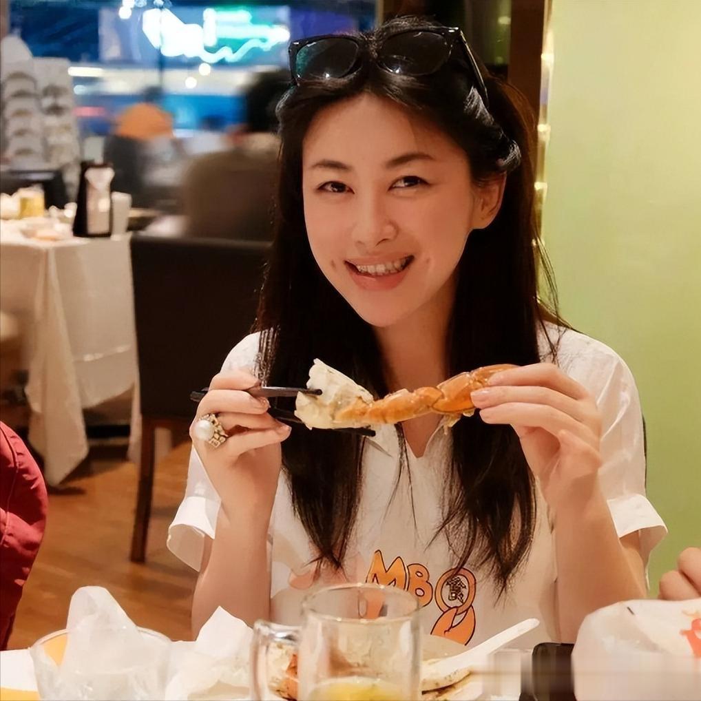 朱珠和老公在新加坡路边等车,她的老公身材高大,长相英俊。