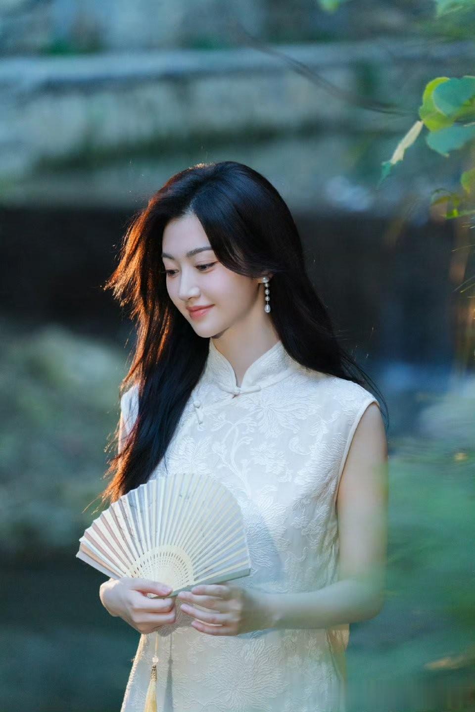 景甜白旗袍油纸伞，江南水乡演绎古典温婉美人