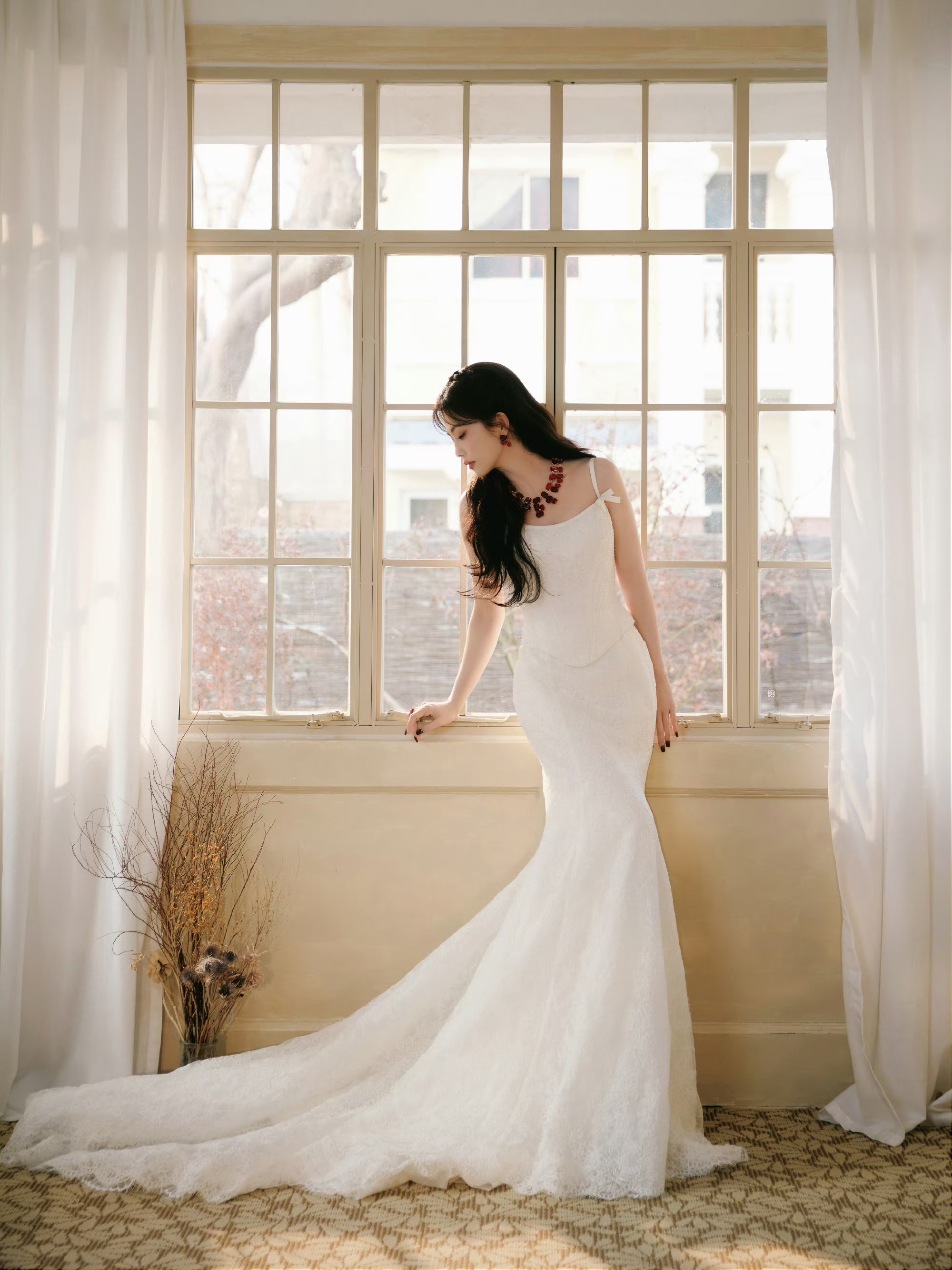 白鹿空降思念直播间，蕾丝礼裙勾勒柔美身姿，DIY奶茶藏满祝福