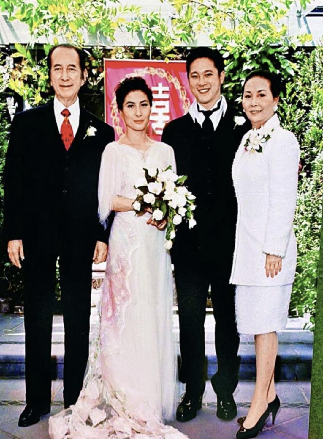 何超仪丈夫病愈后亮相，长发披肩气色佳，自曝一年做了三次大手术