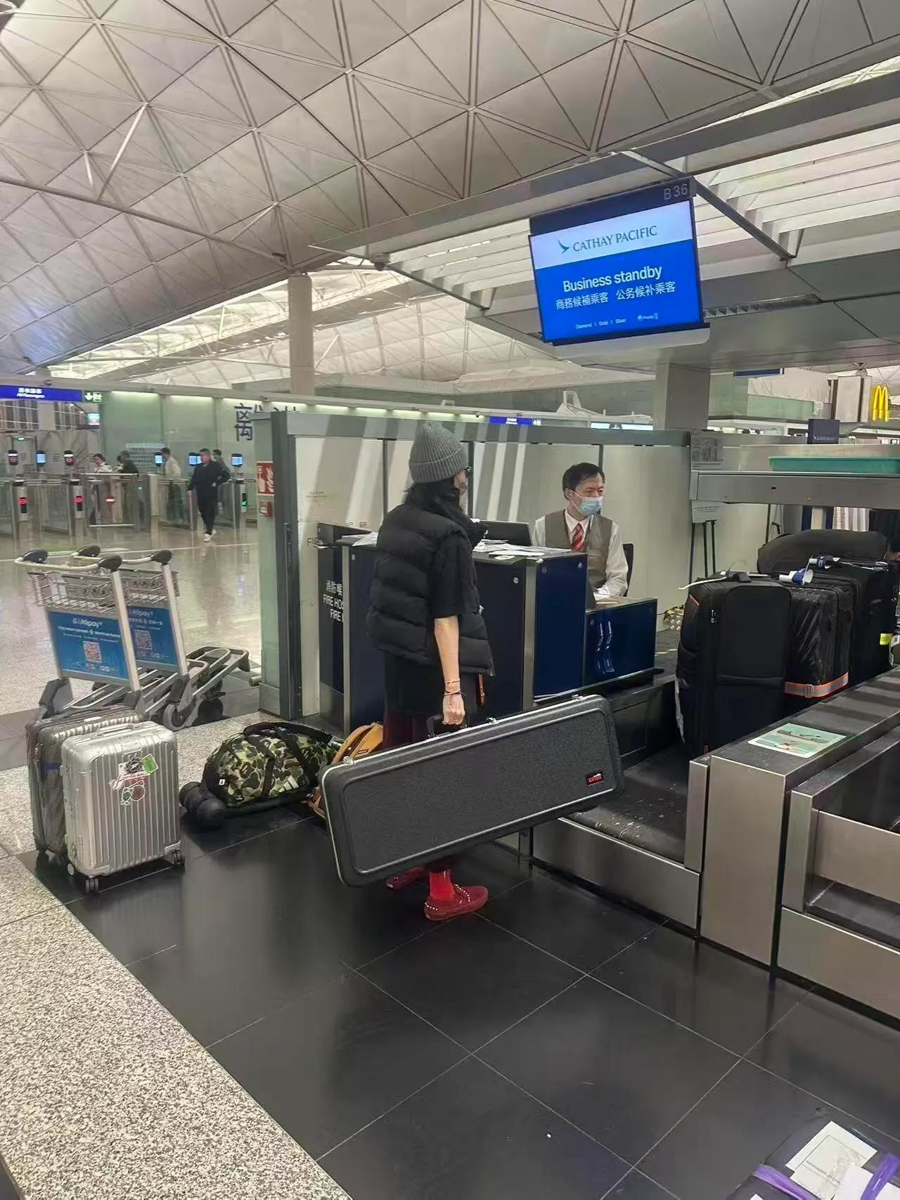 张柏芝又飞澳洲陪读，独自带八九件行李和吉他，疑似会在那边过年