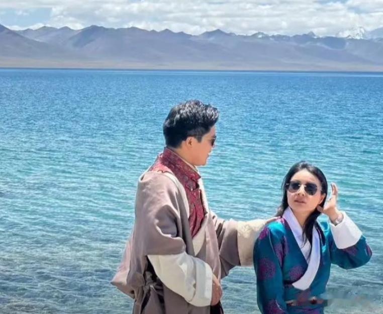 郭晶晶霍启刚穿藏服在纳木错拍照，俩人互动像新婚小夫妻，好甜蜜