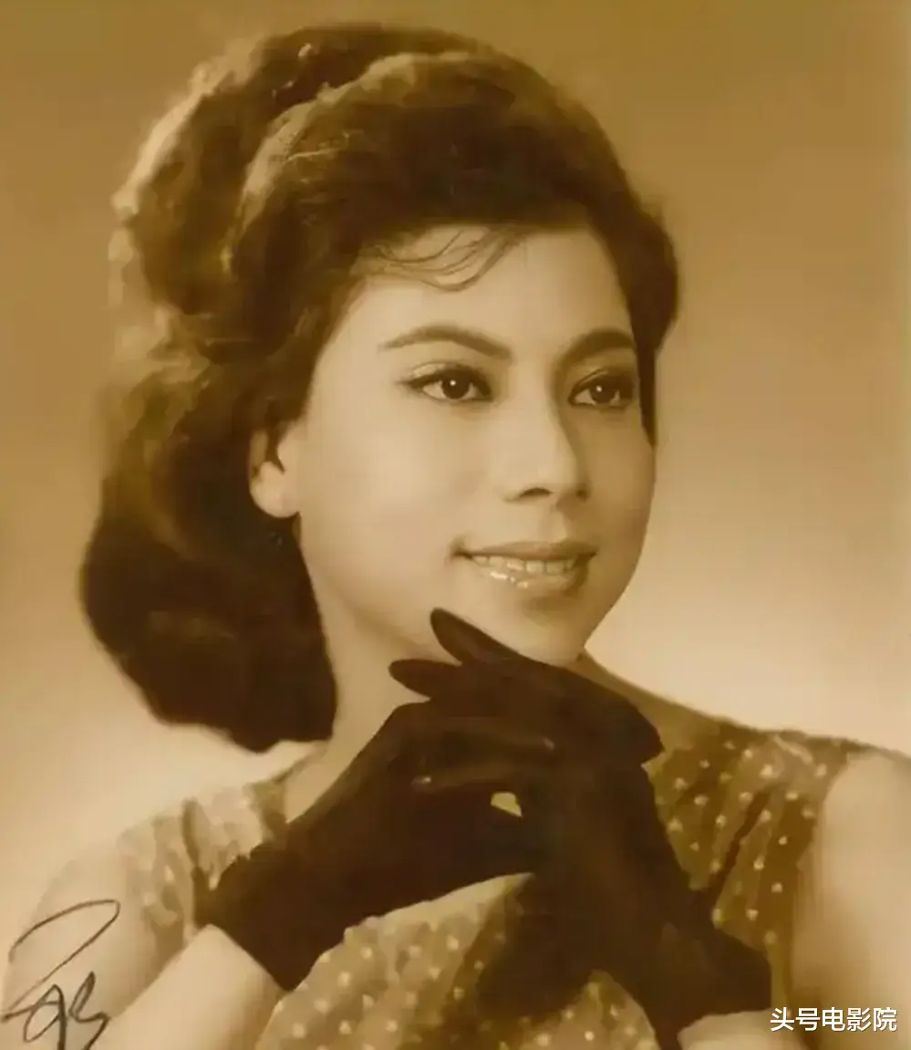 90岁香港女星,站着唱国歌!未婚无儿女,一个人去医院签遗体捐赠