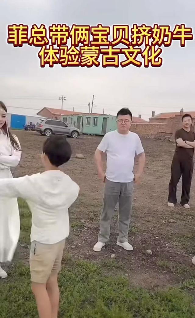 玥儿主动给汪小菲整理衣服,汪小菲亲自为玥儿牵马,父女互动有爱