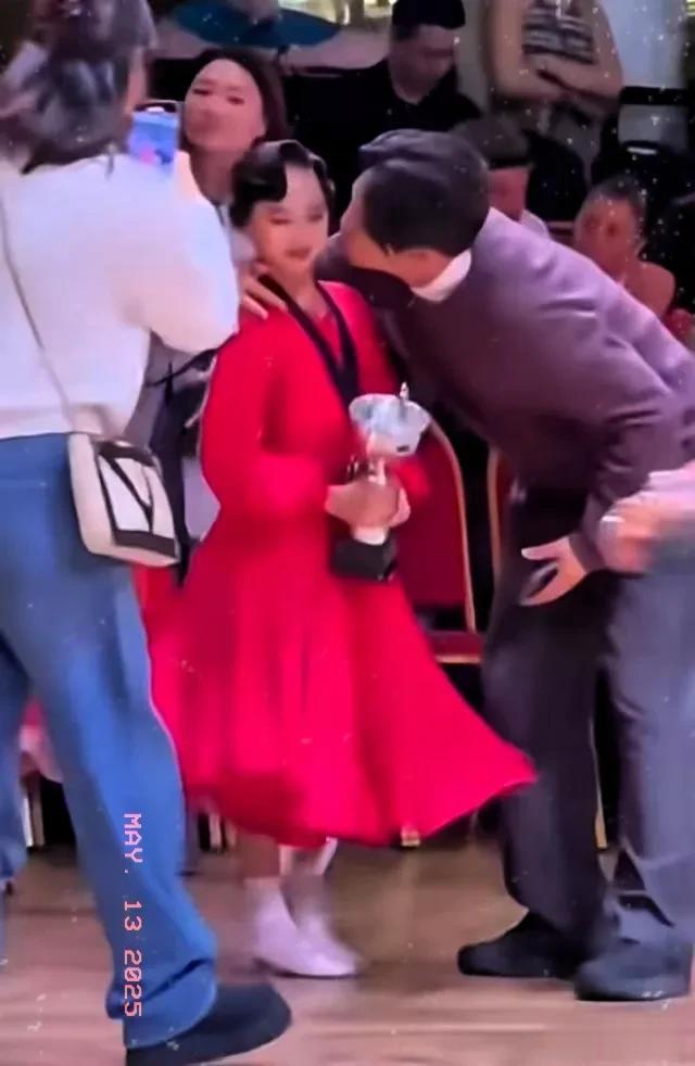 孙俪女儿夺冠遭强吻？邓超缺席引争议！放养式教育藏惊天代价？