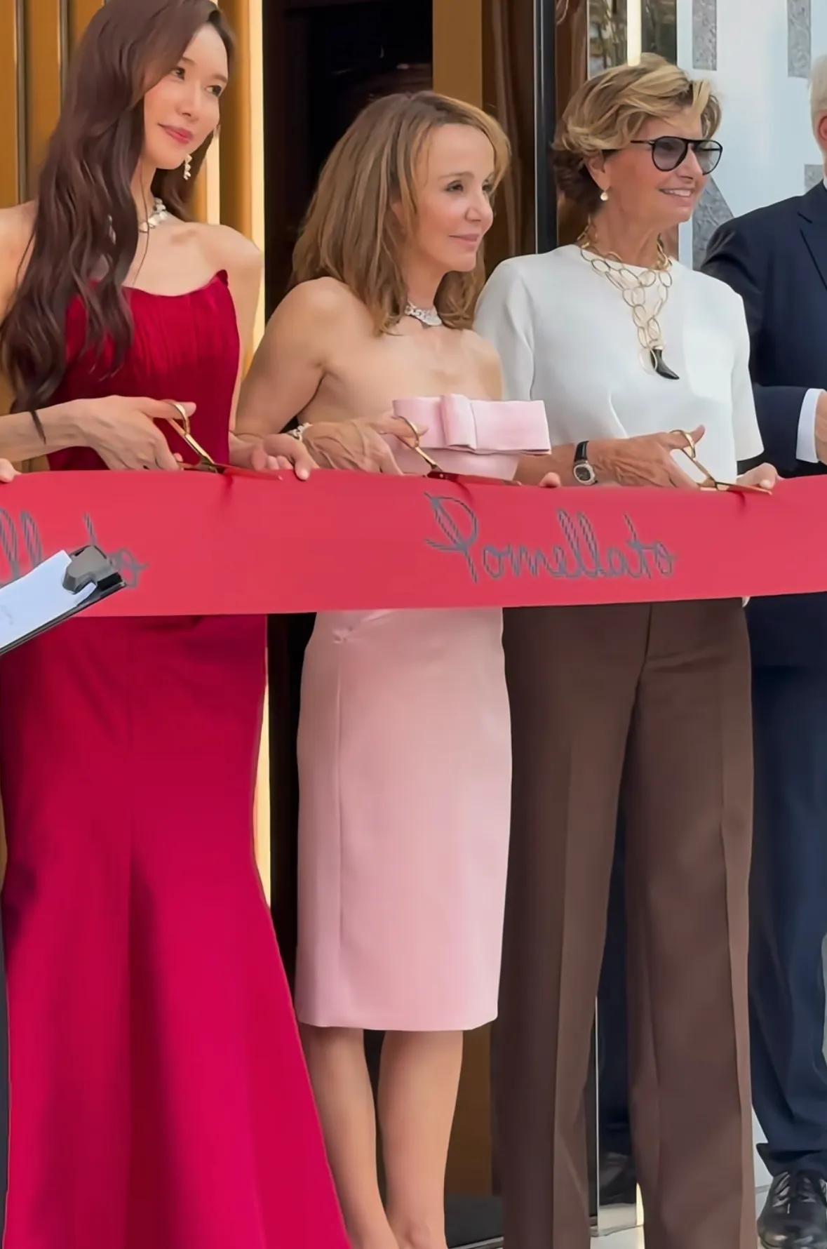 林志玲东京出席剪彩活动,为展示珠宝小动作不断,看起来十分做作