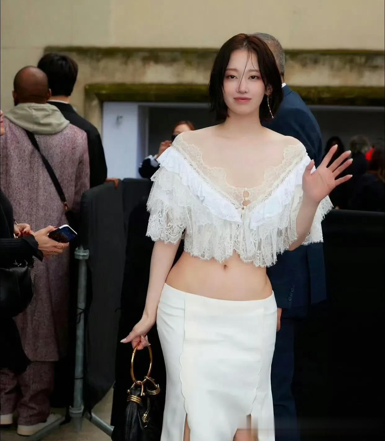 全钟瑞的裙子腰是不是太大了，感觉都快掉下来了