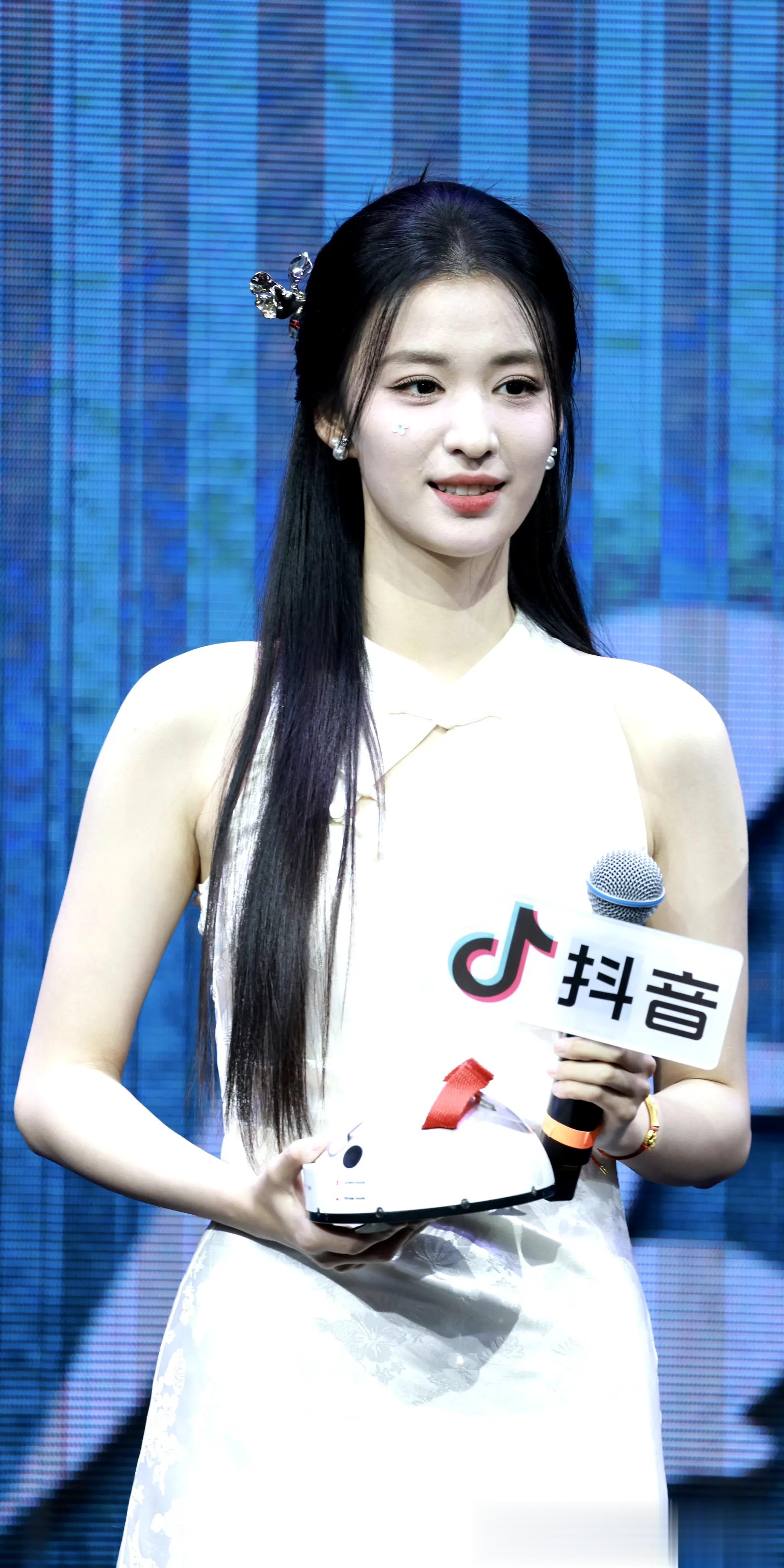 王楚然旗袍,这种藏而不露才能更显出成熟女人的身材 ?