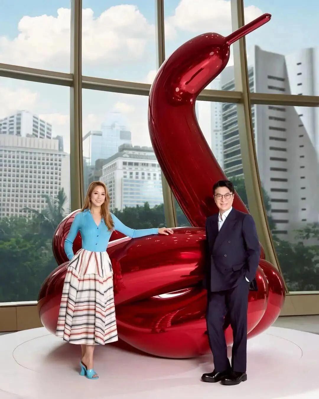 徐子淇和老公李家诚去看新加坡F1，她穿超短裙很年轻，眼皮有些肿