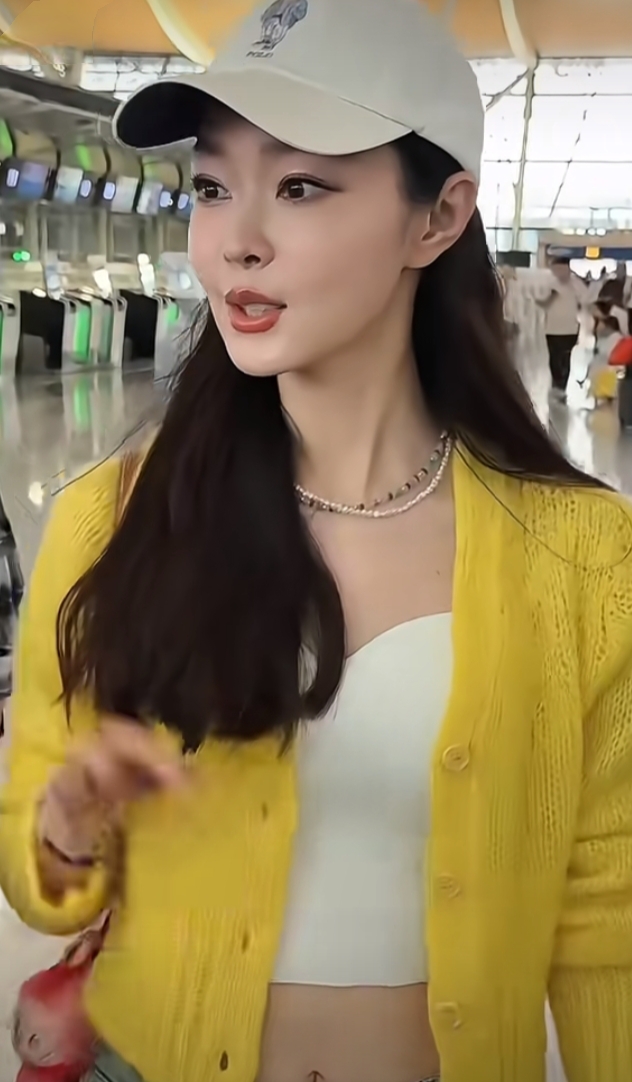 宋轶机场造型清新又撩,白短上衣露纤细小蛮腰,搭黄针织开衫美翻
