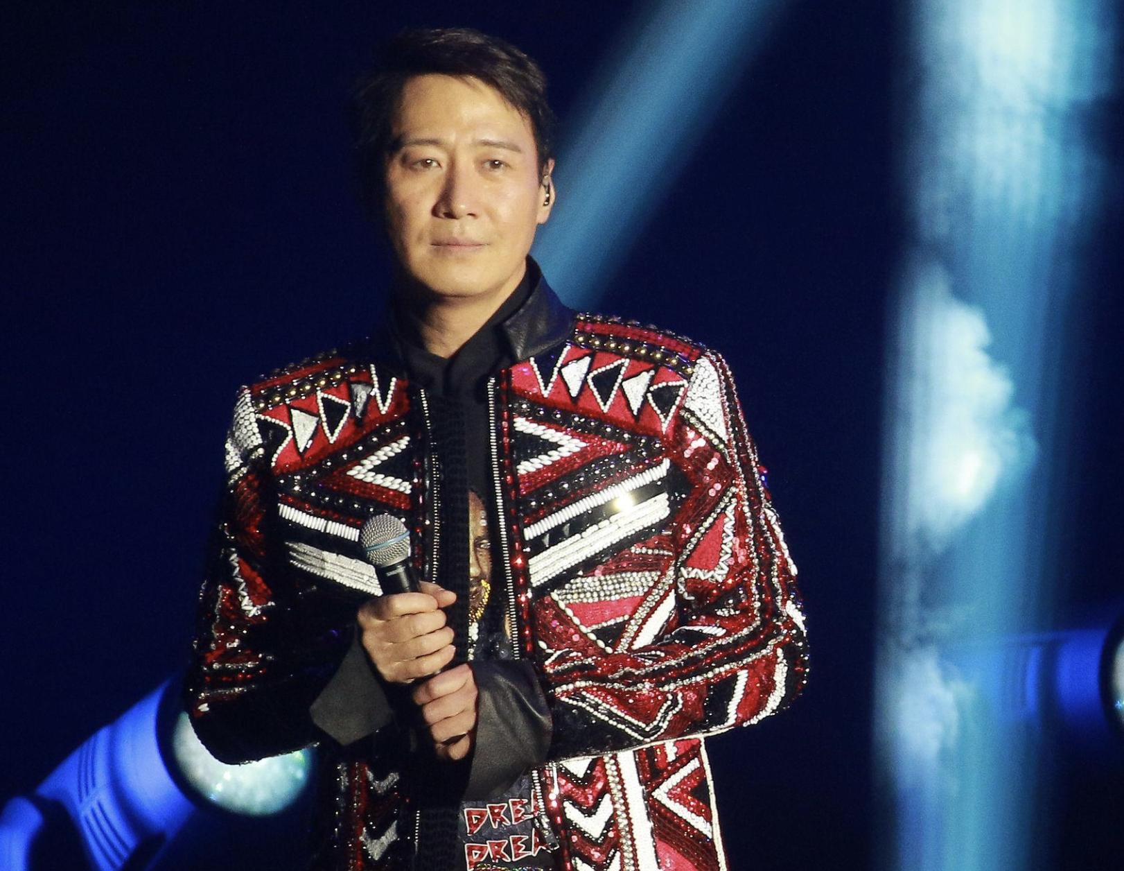 黎明7岁女儿罕见露脸，与母亲看黎明演唱会，长发高个眼睛像父亲