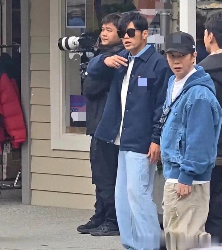 周杰伦在新西兰被偶遇，他穿着黑衬衫牛仔裤，戴着墨镜真的好帅气