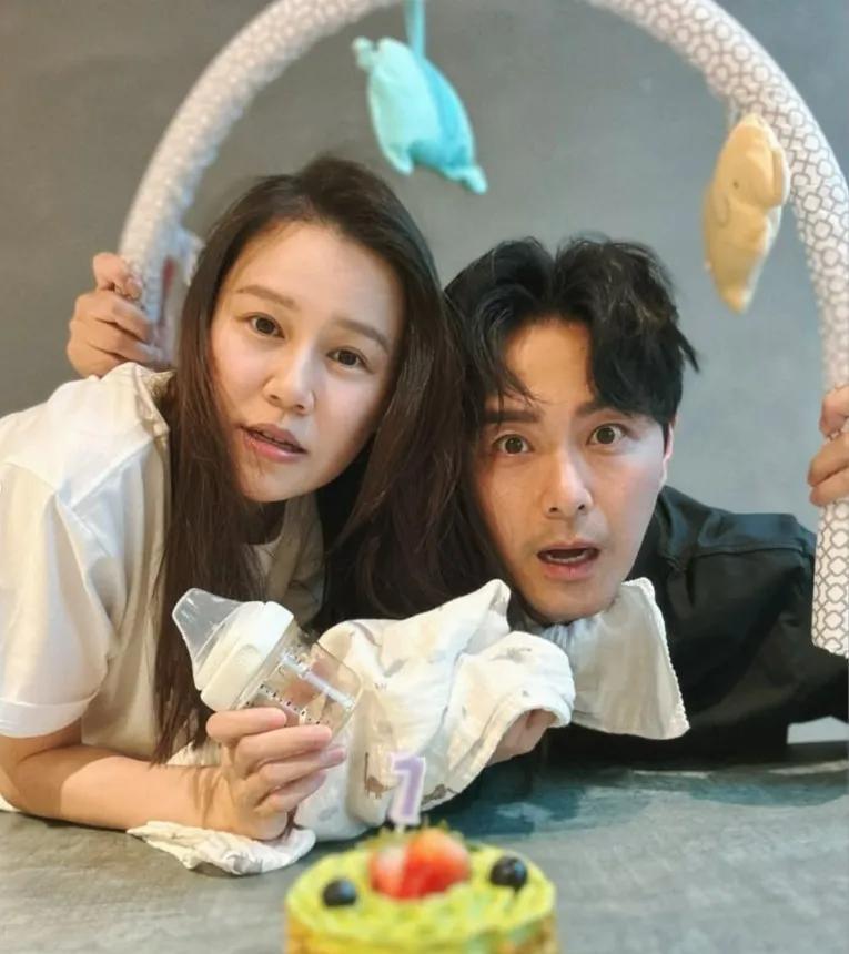 TVB花旦黄翠如44岁生日跟爱子幸福互动,老公萧正楠吃醋留言