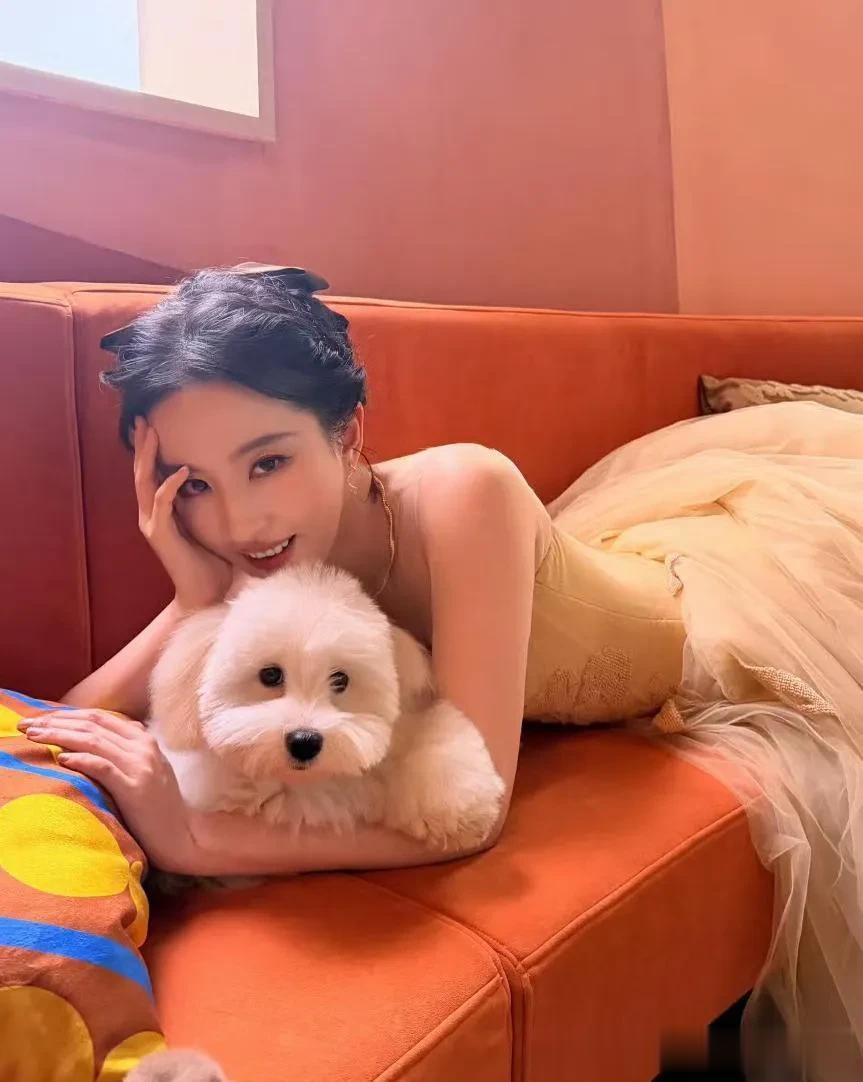 38岁刘亦菲更新与爱犬哈哈的新图！这状态怎么看都像18岁啊