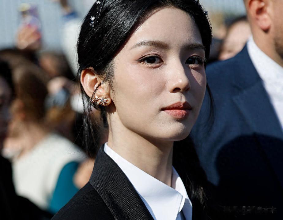 周也遭炮轰！疑向热巴翻白眼，表情多次不耐烦，还给素人甩脸色