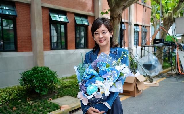 一脸凶相的孙俪算不算大美女呢?看她跟杨幂、周迅的合照就知道了