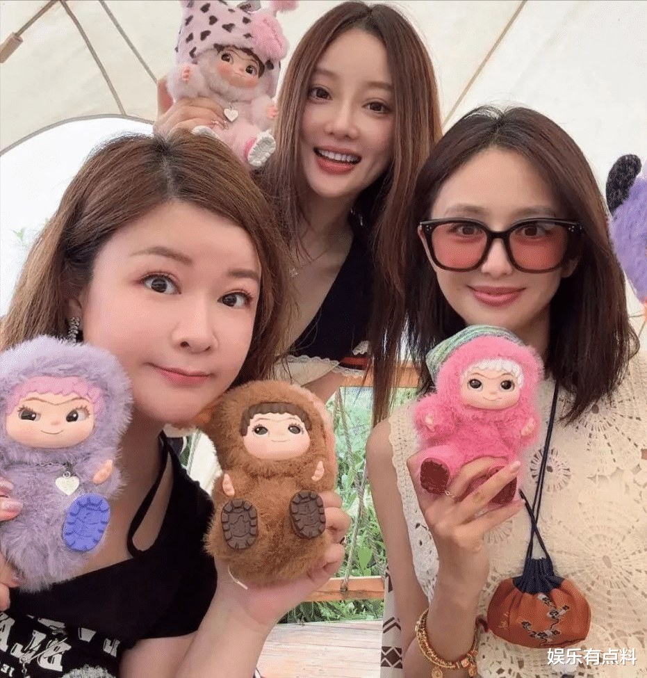 李小璐43岁依旧少女感，娇嫩打扮抢镜，巴掌脸让人惊艳！