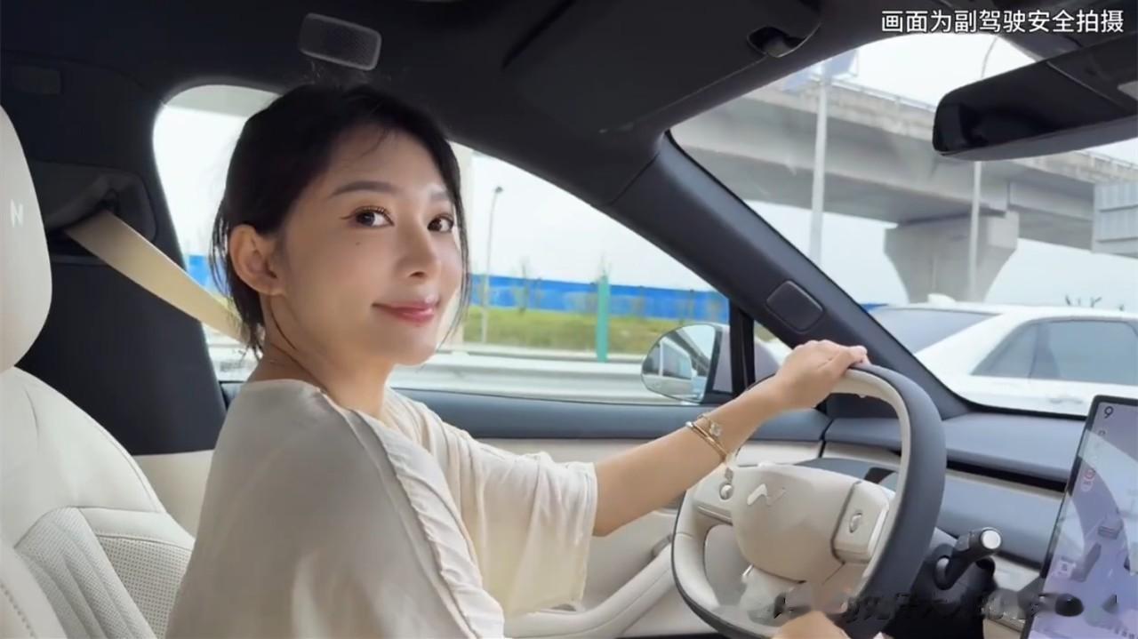 德云社烧饼妻子发文，晒照片合集，生了俩娃后，饼嫂依旧很漂亮