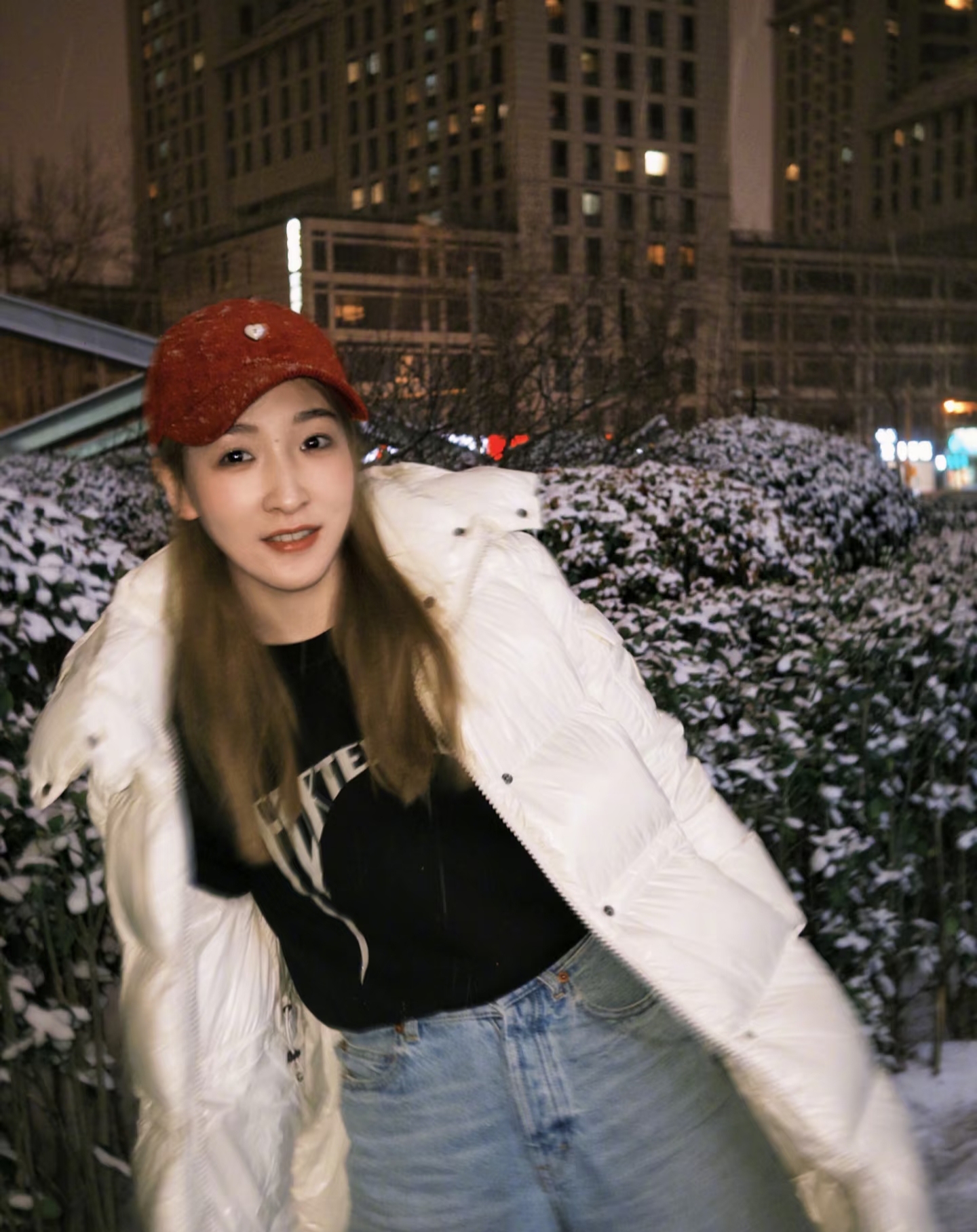 刘诗雯北京赏雪，白羽绒服配红帽长发甜笑超美