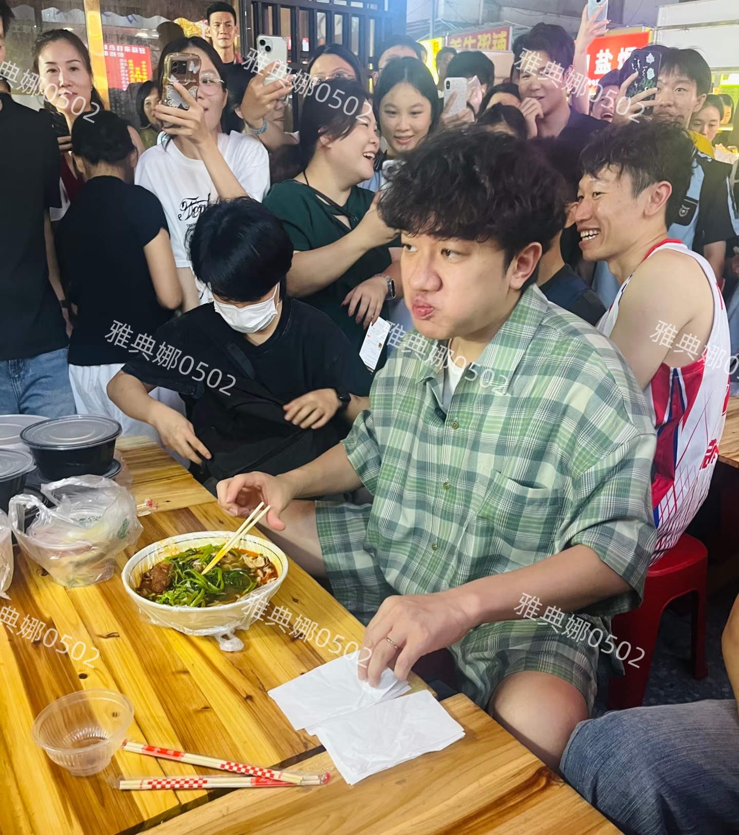 王祖蓝的身高长相能走红真不容易夜市遇到他又矮又肥大鼻子厚嘴唇