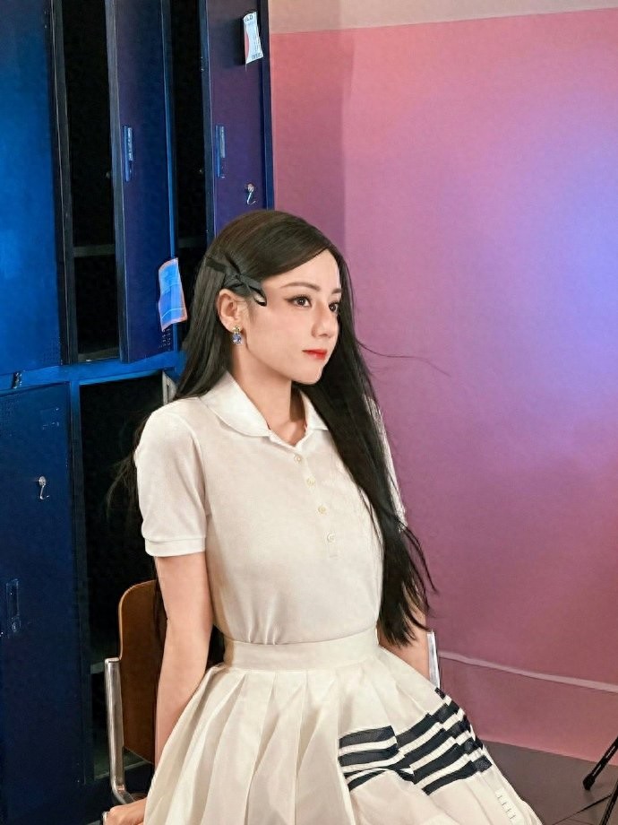 被迪丽热巴“元气学姐风”造型美哭！白色上衣搭小白裙，帅气时髦
