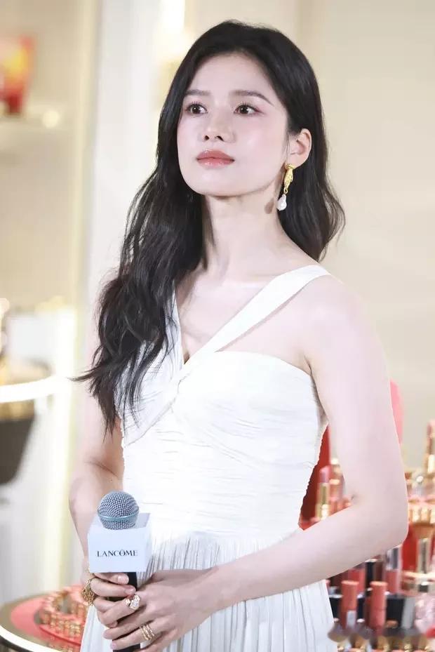 张婧仪上海兰蔻活动生图爆火 30分钟转发破10万，生图比精修更能打