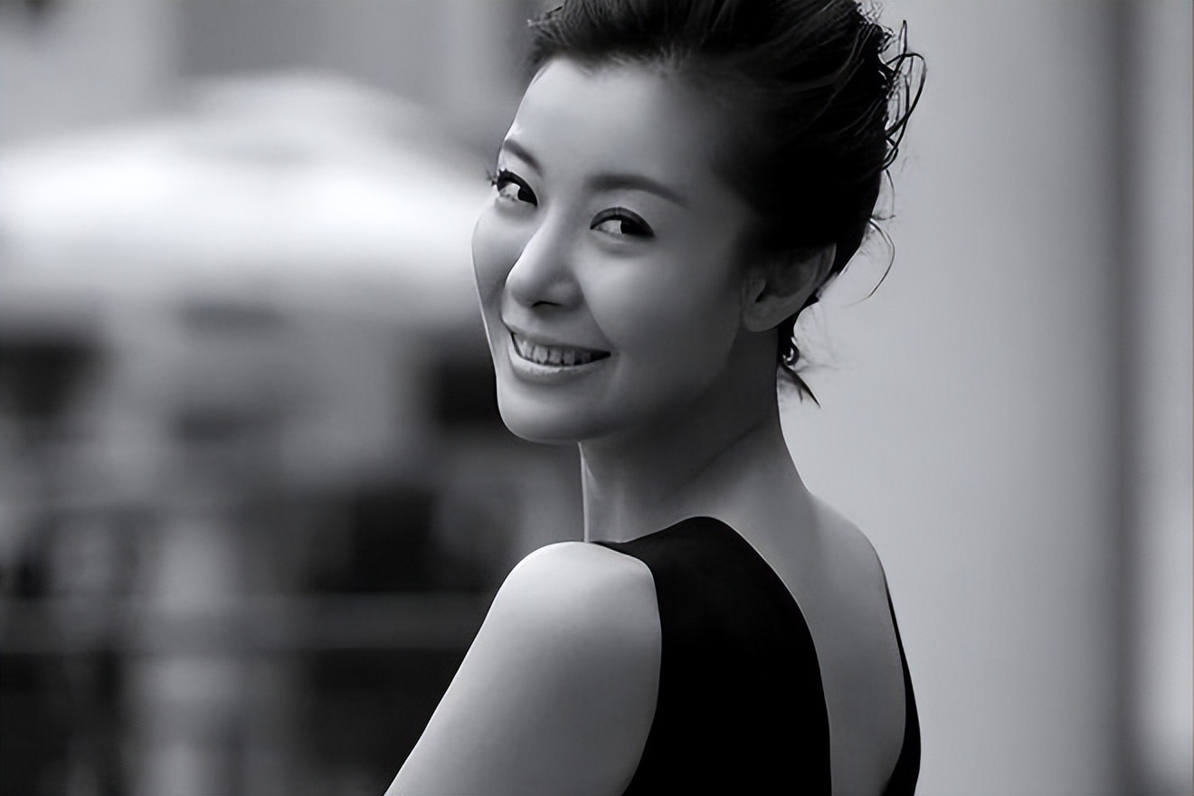 家世显赫的她,18岁开始就男人不断,如今年过半百还没“玩够”!