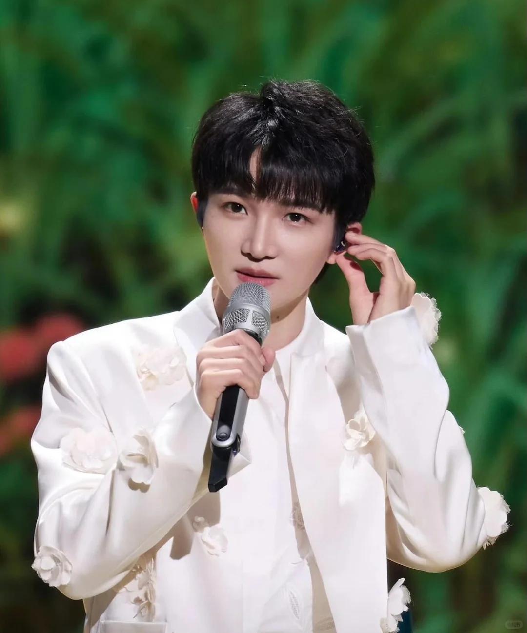 不到24小时，央媒两次点名周深，歌坛地位一览无遗，那英说对了