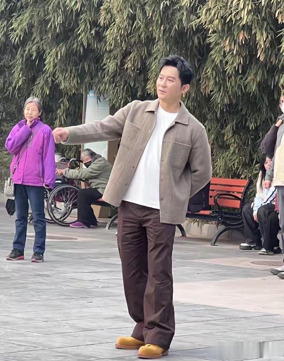 46岁李晨太接地气，公园遛弯被大妈围观，无架子互动画面笑翻网友